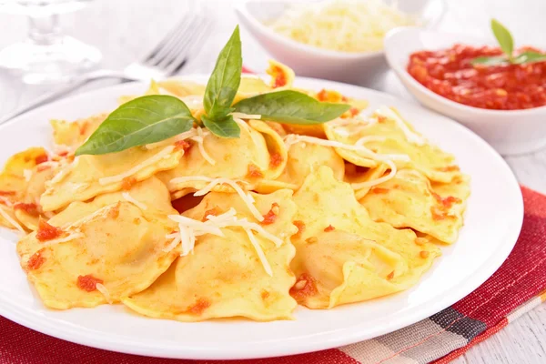 Ravioli and basil — Stock Photo, Image