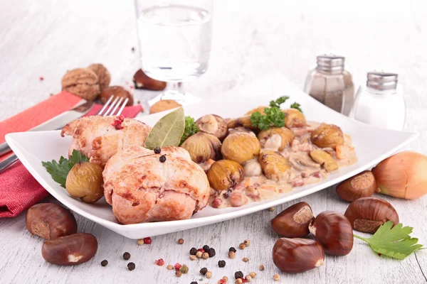 Carne cozida com castanha e cogumelos — Fotografia de Stock