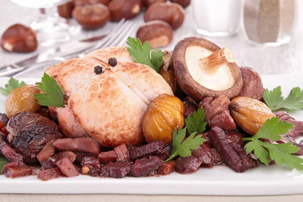 Свинина, приготовленная из автоматических овощей — стоковое фото