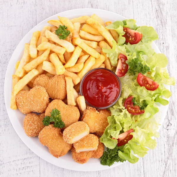 Kipnuggets, Franse frietjes en salade — Stockfoto