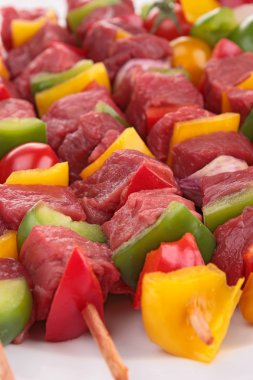 çiğ et ve sebze kebabı ile kurulu