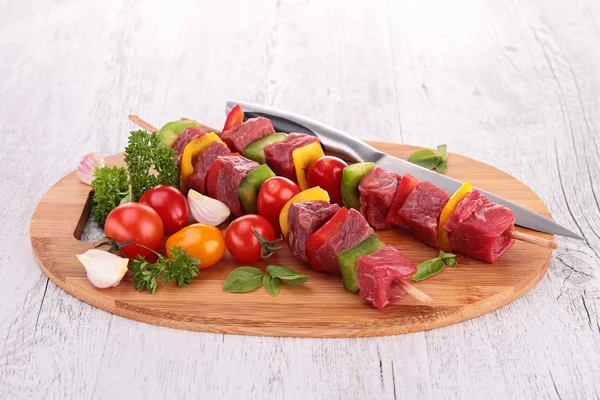 Board with raw beef and vegetable kebab — Stock Photo, Image