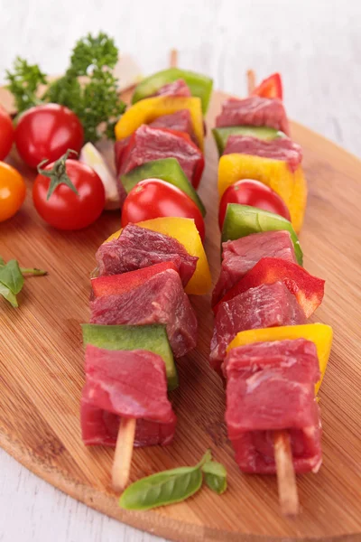 Placa com carne crua e kebab vegetal — Fotografia de Stock