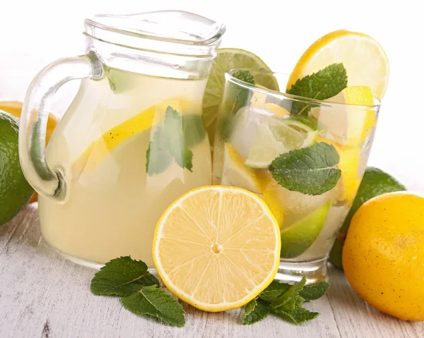 Ice cold lemonade — Stock Photo, Image