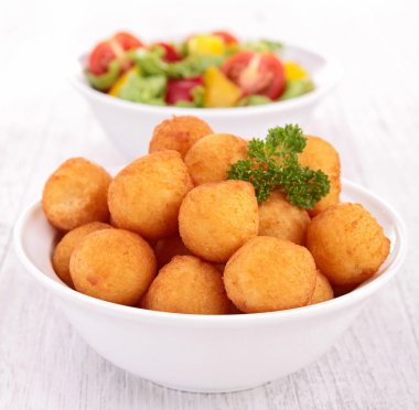 Patates beyazda izole edilmiş.