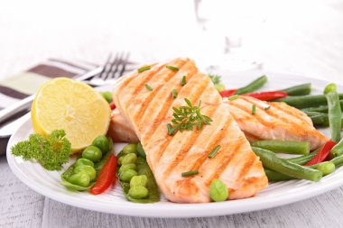 ızgara somon ve sebze