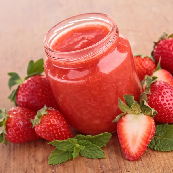 Baby food with strawberry — Stock Photo, Image