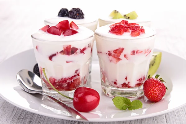 Yoghurt and fruits — Stock Photo, Image