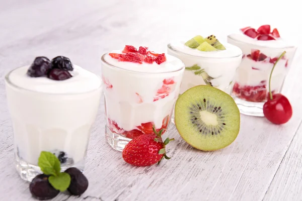 Yoghurt och frukt — Stockfoto