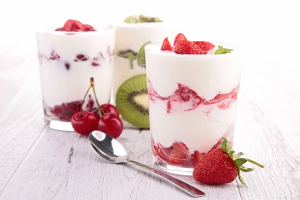 Yoghurt and fruits — Stock Photo, Image