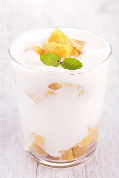 Йогурт та фрукти — стокове фото