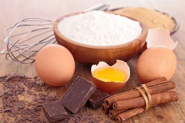 Ingrediente de cozimento no fundo de madeira — Fotografia de Stock