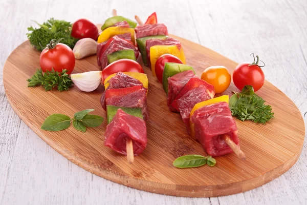 Raw beef kebab — Stock Photo, Image