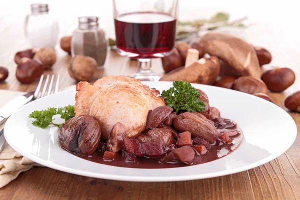 Chicken with chestnut and wine sauce — Stock Photo, Image