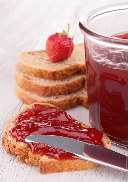 Strawberry jam and bread — Stock Photo, Image