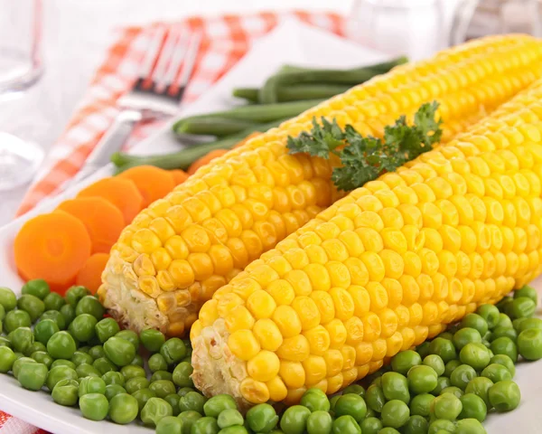 Plate of corn and vegetables — Stock Photo, Image