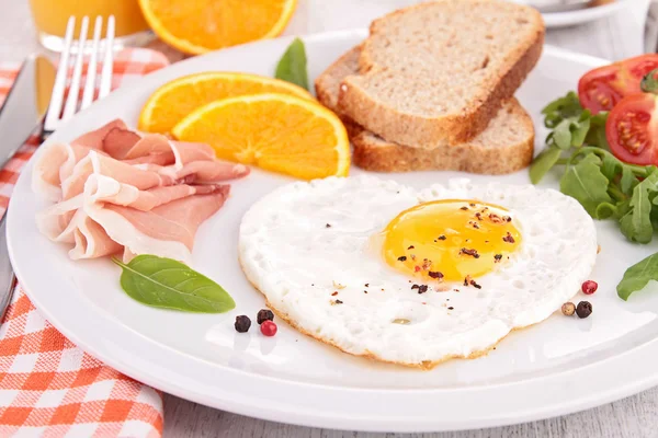 Coração de ovo, café da manhã — Fotografia de Stock