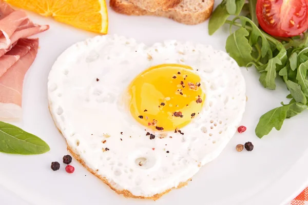 Coração de ovo, café da manhã — Fotografia de Stock