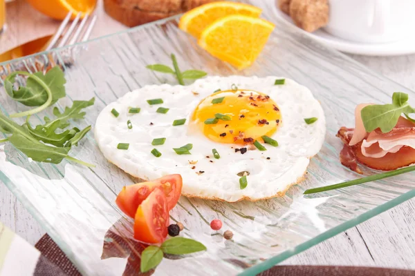 Corazón de huevo, desayuno —  Fotos de Stock