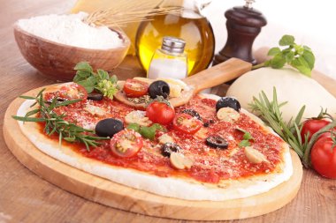 pizza hamuru, domates sosu ve malzemeler