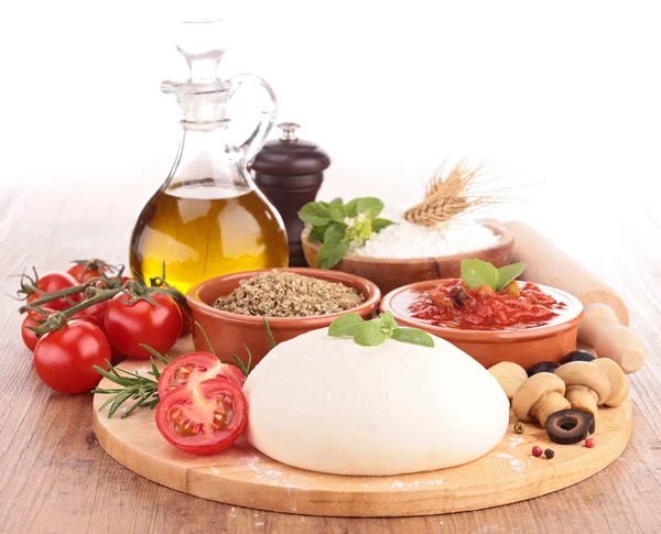 Tomaten Basilikummehl Öl für hausgemachte Pizza — Stockfoto