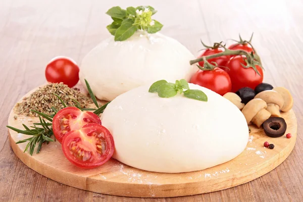 Tomato basil flour oil for homemade pizza — Stock Photo, Image