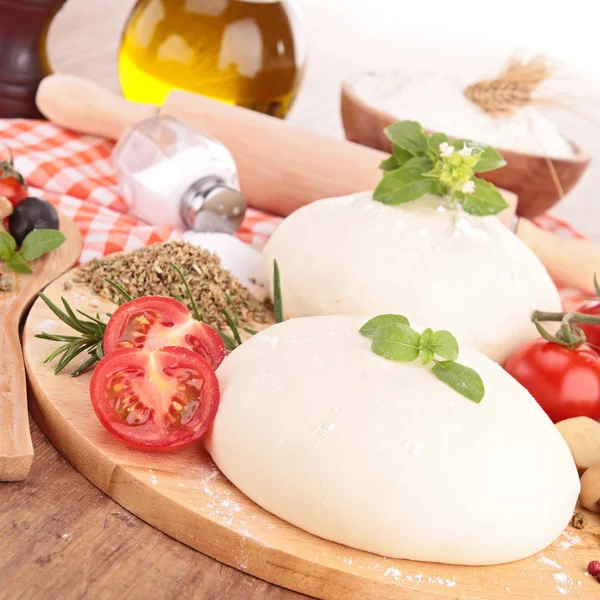 Tomato basil flour oil for homemade pizza — Stock Photo, Image