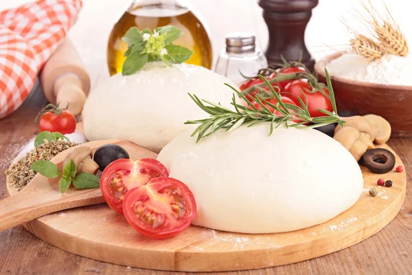 Tomato basil flour oil for homemade pizza — Stock Photo, Image