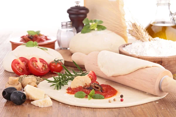 Pizza deeg met ingrediënt — Stockfoto