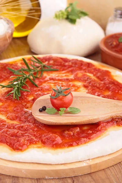 Těsto na pizzu s rajskou omáčkou a ingredience — Stock fotografie