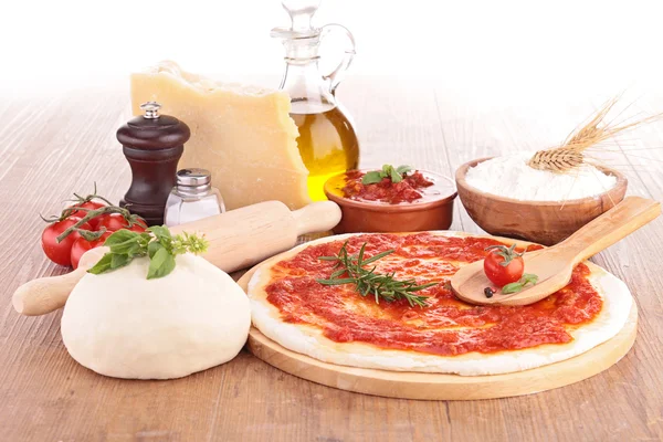 Massa de pizza com molho de tomate e ingredientes — Fotografia de Stock