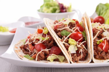 sığır eti taco tabak sebze ile