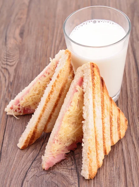 Milk and toast — Stock Photo, Image
