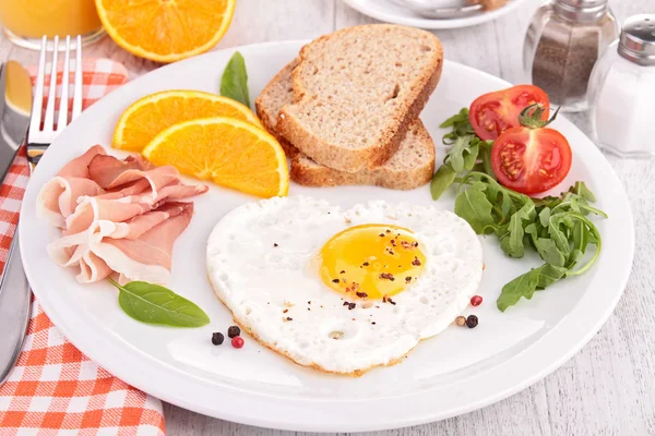 Завтрак с яйцом, хлебом и ветчиной — стоковое фото