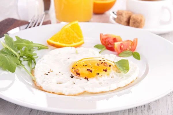 Śniadanie z jajkiem, chleb i szynka — Zdjęcie stockowe