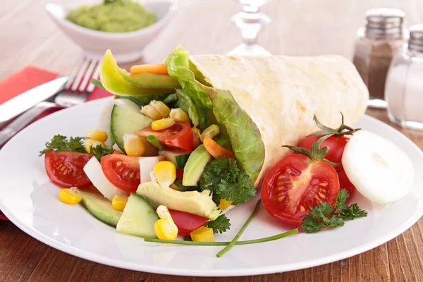 Envoltório de tortilla com vegetais — Fotografia de Stock