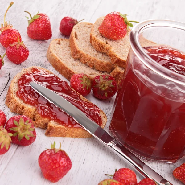 Strawberry jam and bread — Stock Photo, Image