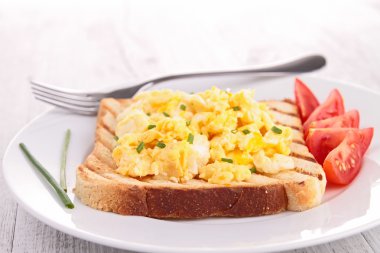 çırpılmış yumurta ile tost ekmeği