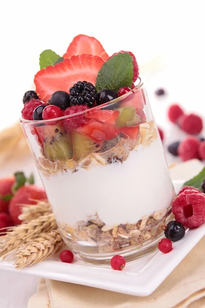 Obst, Joghurt und Müsli — Stockfoto