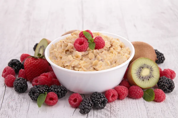 Oatmeal and berries — Stock Photo, Image