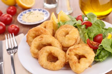 Kızarmış kalamar halkaları