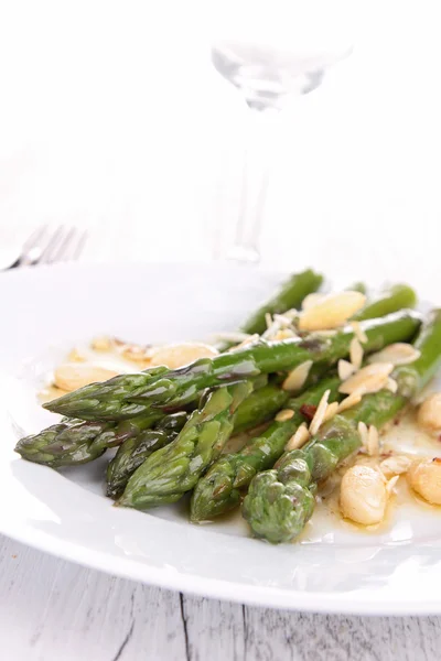Asparagus with almonds — Stock Photo, Image