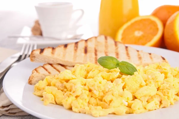 Жареные яйца и тосты — стоковое фото