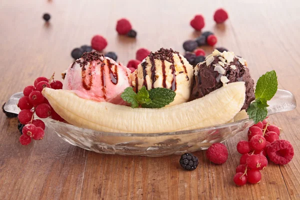 Banana split — Stock Photo, Image