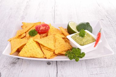 tortilla cips ve guacamole