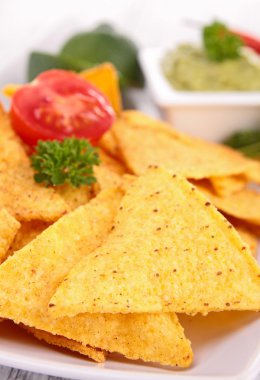 tortilla cips ve guacamole