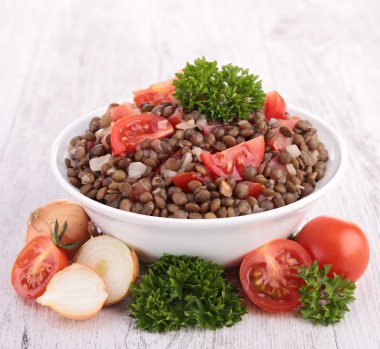 Mercimek salata domates ile