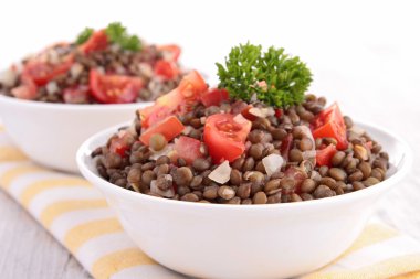Mercimek salata domates ile