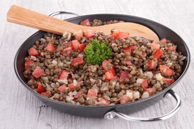 Mercimek salata domates ile
