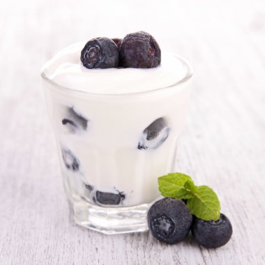 yaban mersini ve yoğurt